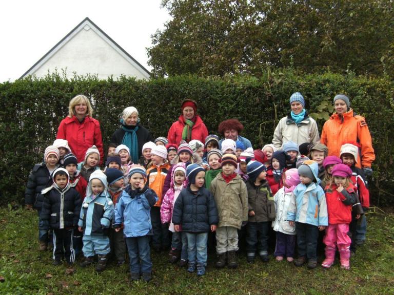 Ausflug der Kindergartenkinder zum Apfelbauer