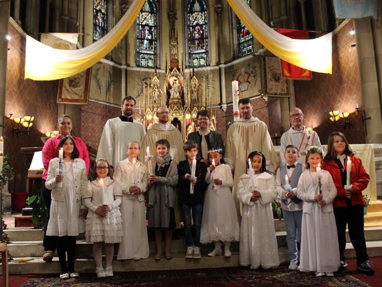 Erstkommunion in der Kirche Zur Heiligen Familie - Zehn Kinder feiern einen besonderen Tag