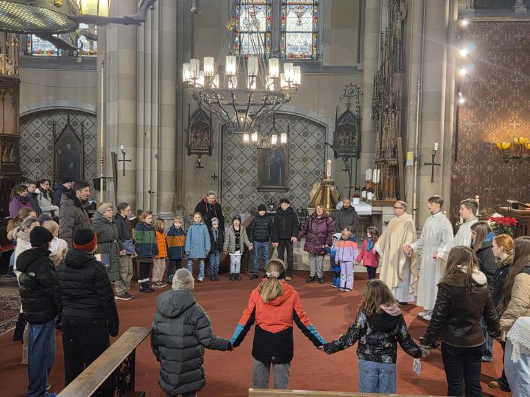 Tauferneuerungsfeier der Erstkommunionskinder und Firmling